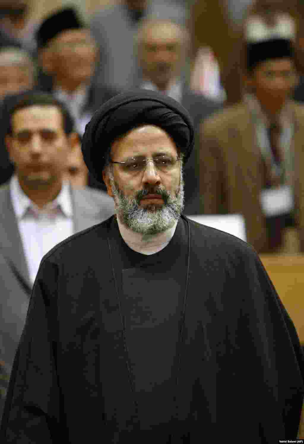 این روحانی تندرو در سال&zwnj;های بعدی به و در دهه&zwnj;های پیش از ریاست جمهوری&zwnj;اش، در نقش&zwnj;های میانی مانند دادستان تهران، و یا مقام&zwnj;های بالاتر مانند&nbsp;معاون اول رئیس قوه قضائیه یا دادستان کل کشور وارد دورۀ جدیدی از حیات سیاسی خود شد. او روز دوم اردیبهشت ۱۳۸۸، چند هفته مانده به انتخابات مناقشه&zwnj;برانگیز ریاست جمهوری، در دیدار مقام&zwnj;های ارشد دادستانی حضور یافت.&nbsp;