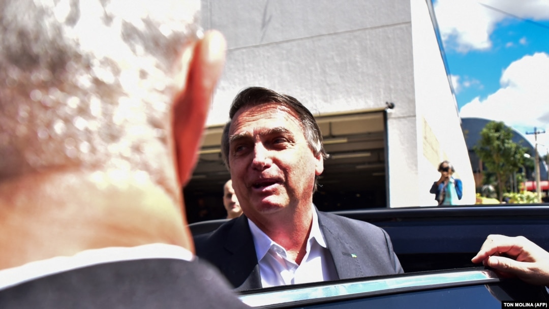 Bivši brazilski predsednik Žair Bolsonaro nakon ispitivanja u sedištu federalne policije u Braziliji, 26. april 2023. 