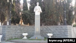 Памятник Лесе Украинке в Балаклаве