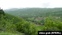 Fotografija načinjena na mestu na kome će se graditi policijska stanica. Odavde se pruža pogled na selo Dren.