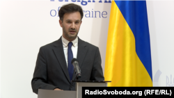 Щодо майданчика для переговорів речник зазначив, що «в інформаційному просторі час від часу лунають ідеї та пропозиції від різних сторін та лідерів»