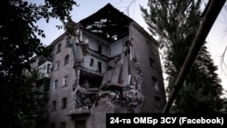Пошкоджений російськими обстрілами житловий будинок у Часовому Яру, Донецька область, 25 червня 2024 року