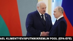 Олександр Лукашенко (л) і російський лідер Володимир Путін, квітень 2023 року