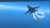 Російський літак Су-27 скидає паливо на безпілотний літак розвідки ВПС США MQ-9 над Чорним морем, намагаючись, очевидно, засліпити або пошкодити його, 14 березня 2023 року. Скріншот з відео 