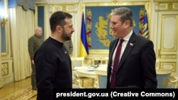 За словами Зеленського, під час розмови домовилися бути в тісному контакті з європейськими лідерами щодо кроків, які мають поставити Україну в найсильнішу з можливих позицію перед будь-яким розвитком подій