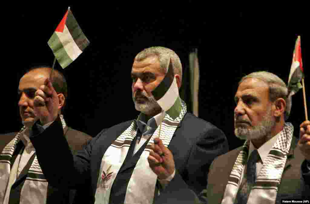اسماعیل هنیه (وسط) ۲۰۰۷ در کنار محمود زهار از بنیان‌گذاران و رهبران تندرو گروه افراطی حماس در غزه (راست) پاییز ۲۰۰۷ در جلسه‌ای پارلمانی حضور یافت.