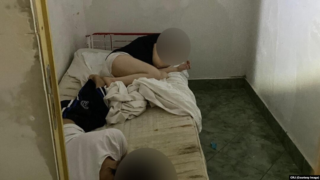 Imagine cu doi dintre beneficiarii centrului de la Mureș, care funcționa sub paravanul unei asociații și unde persoanele vulnerabile erau cazate în condiții degradante. 