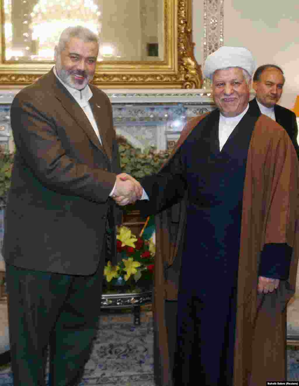 اسماعیل هنیه در دسامبر ۲۰۰۶ (اواخر پاییز ۱۳۸۵) با اکبر هاشمی رفسنجانی، رئیس‌جمهور پیشین ایران، در تهران دیدار کرد.