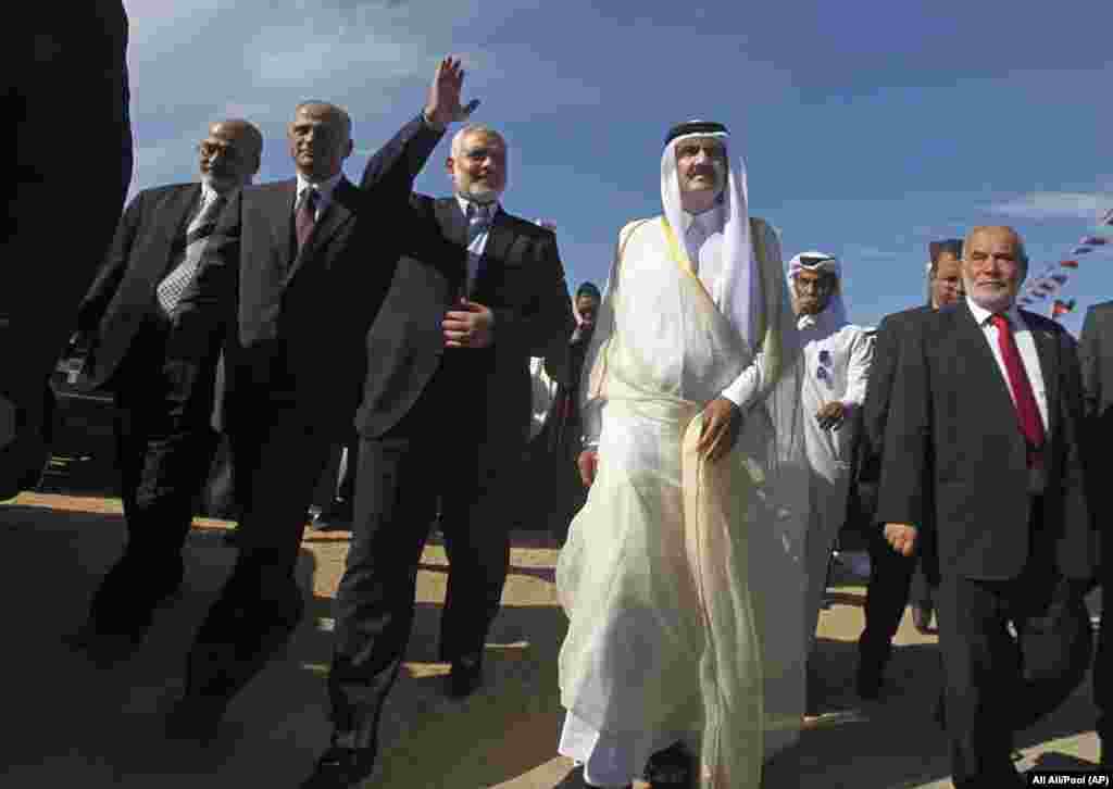 اسماعیل هنیه در پاییز ۲۰۱۲ حمد بن خلیفه آل ثانی، امیر وقت قطر (وسطی از راست)، را حین بازدید از غزه همراهی کرد.