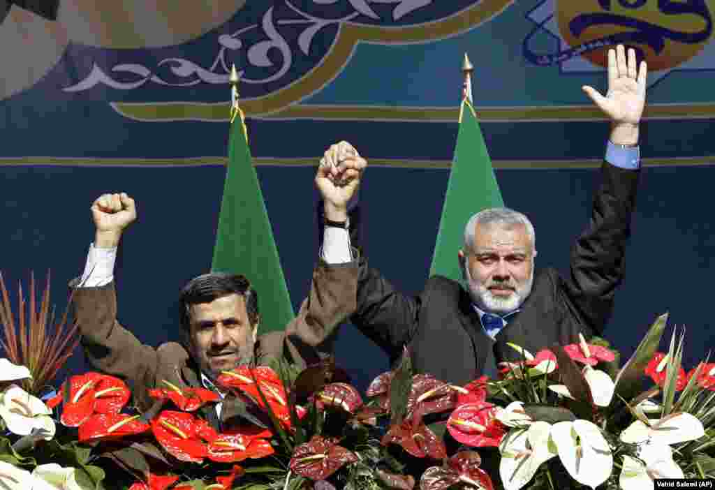 اسماعیل هنیه دست در دست محمود احمدی‌نژاد، رئیس‌جمهور وقت ایران، در مراسم حکومتی سالگرد انقلاب ۱۳۵۷ که ۲۲ بهمن ۱۳۹۰ در تهران برگزار شد.