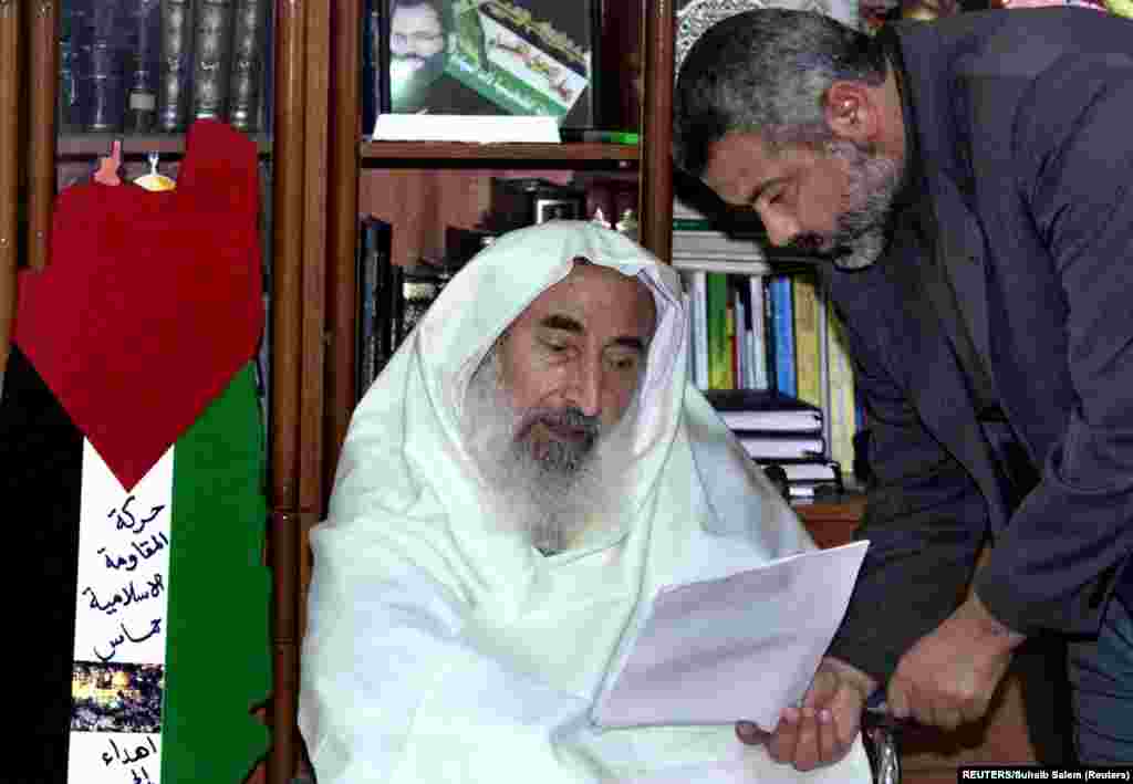 اسماعیل در کنار شیخ احمد یاسین، بنیان‌گذار گروه افراطی حماس، در سال ۲۰۰۲. شیخ احمد یاسین وقتی در سال ۱۹۹۷ از زندان اسرائیل آزاد شد، اسماعیل هنیه را به عنوان دستیار خود انتخاب کرد