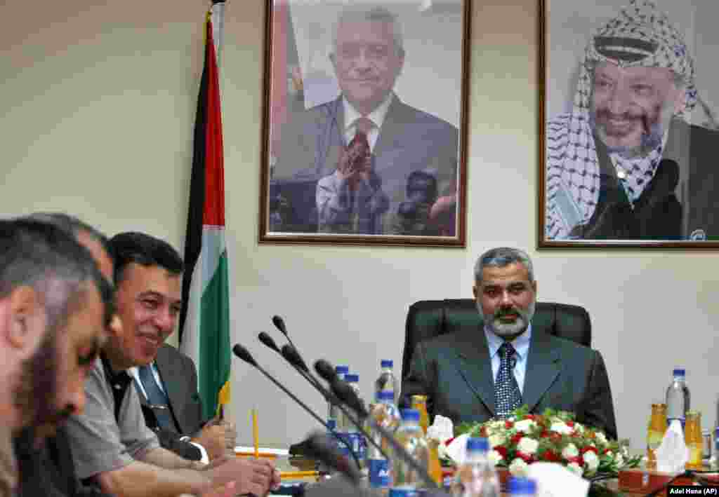 اسماعیل هنیه در نشستی با رهبران جنبش فلسطینی فتح در ماه مه ۲۰۰۶ 
