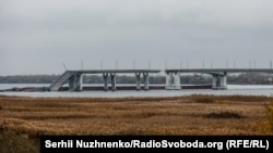 Напередодні в мережі з’явилося відео, на якому українські військові, перебуваючи, за їхніми словами, на лівому березі Дніпра, неподалік від Антонівського мосту, піднімають український прапор