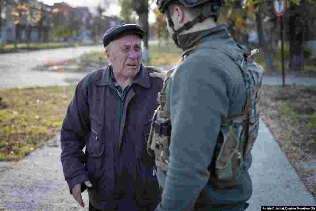 Чоловік, плачучи просить українського військового: «Не залишайте нас більше, я вас прошу». Ці фотографії зроблені фотокореспондентом Андрієм Дубчаком, який супроводжував українські сили на південь у напрямку Херсона