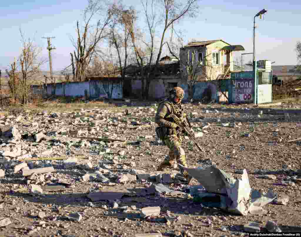 Український солдат 10 листопада іде по ушкодженій бойовими діями вулиці звільненого міста. Снігурівка розташована лише за 55 кілометрів на північ від Херсону. 11 листопада Головне управління розвідки Міністерства оборони України повідомило про те, що Херсон повертається під контроль української армії, до міста заходять частини ЗСУ