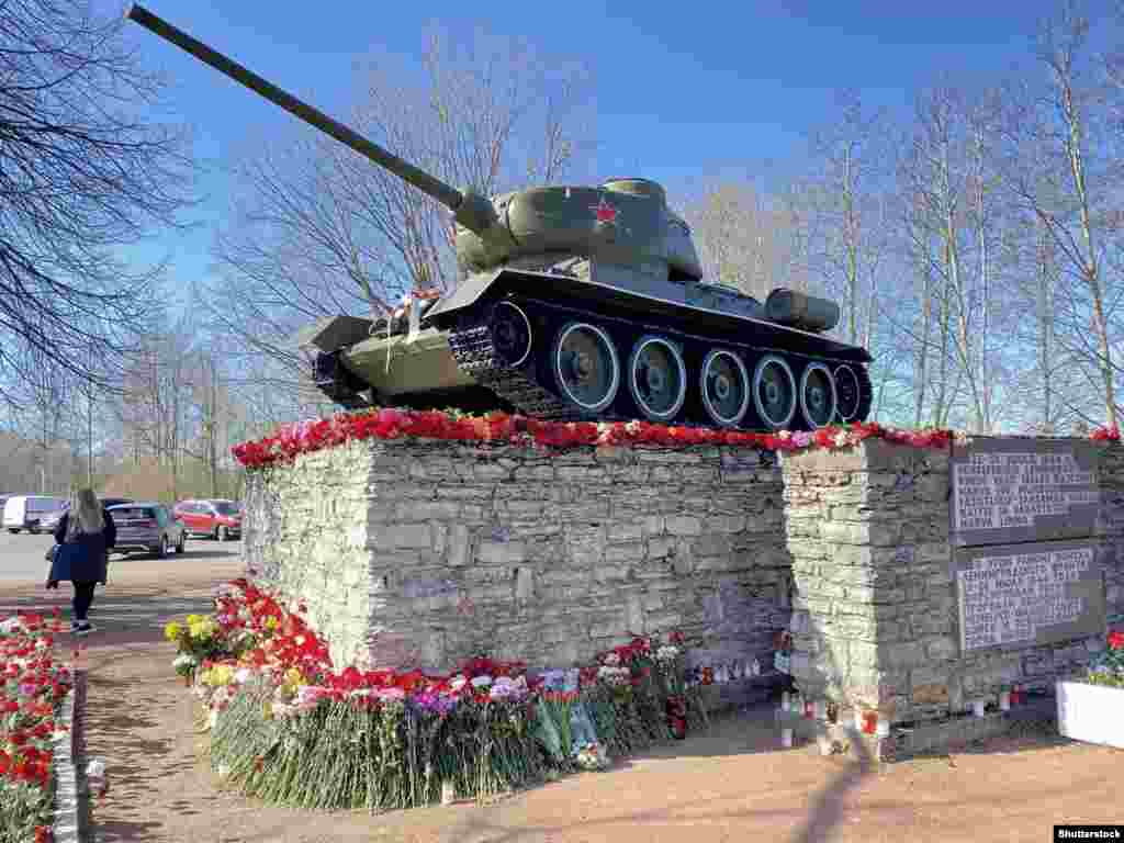 Пам&#39;ятник радянській армії у Нарві розташований у місці, де радянські війська форсували річку Нарву та відкинули німецько-фашистські сили. 16 серпня місцева влада в Нарві, прикордонному місті, де етнічні росіяни складають переважну більшість населення, розпочала процес зняття цього танка Т-34 з постаменту. Після того, як на початку серпня навколо пам&#39;ятника зібрався натовп на знак протесту проти його запланованого знесення, офіційні особи заявили, що не прибиратимуть монумент. Танк буде перенесено до військового музею у Віймсі, на північ від столиці, Таллінна. &laquo;Сьогоднішнє рішення допомагає зосередитися на наших найважливіших завданнях: забезпеченні безпеки Естонії та допомозі всьому народу Естонії подолати кризу, спричинену війною в Україні&raquo;, &ndash; зауважила прем&rsquo;єр-міністерка Кая Каллас