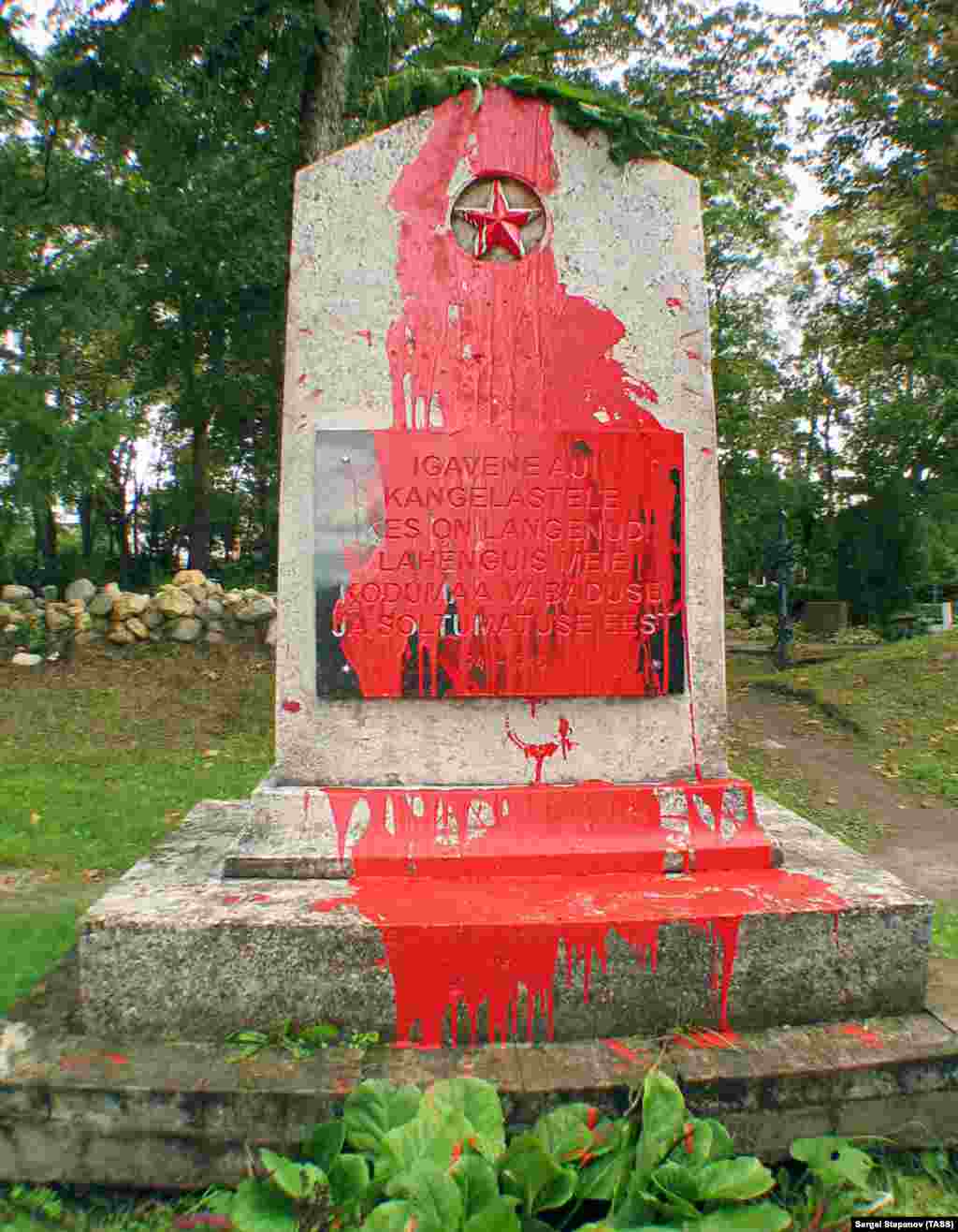 Пам&#39;ятник радянським військам у північно-західному місті Ліхула, який у 2007 році облили фарбою. Російський уряд різко розкритикував рішення демонтувати ці пам&#39;ятники. Під деякими з них поховані радянські солдати, які загинули в боях із німецькими нацистами