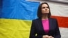Сьвятлана Ціханоўская на фоне нацыянальных сьцягоў Украіны і Беларусі