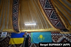 Всередині «юрти незламності» в містечку Буча під Києвом. Юрта для казахів є національним символом
