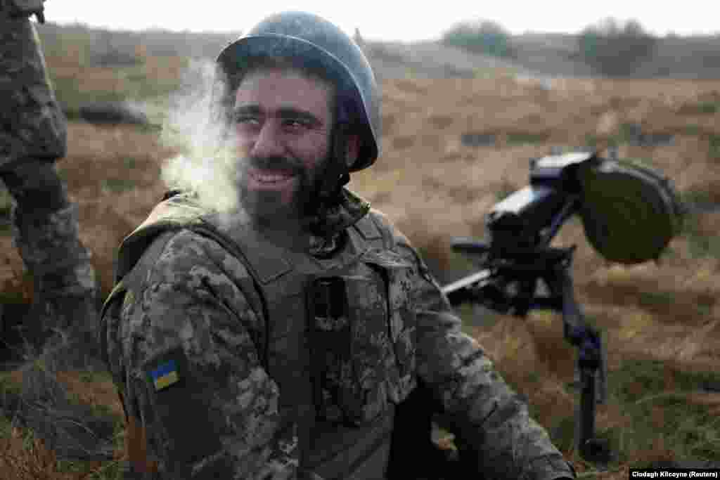 Посмішка на лінії фронту. Військовослужбовець батальйону &laquo;Карпатська Січ&raquo; під час перекуру поблизу Кремінної. Луганська область, 3 січня 2023 року
