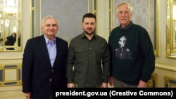Президент України Володимир Зеленський і американські сенатори Джек Рід (ліворуч) та Ангус Кінг (праворуч). Київ. 6 січня 2023 року 