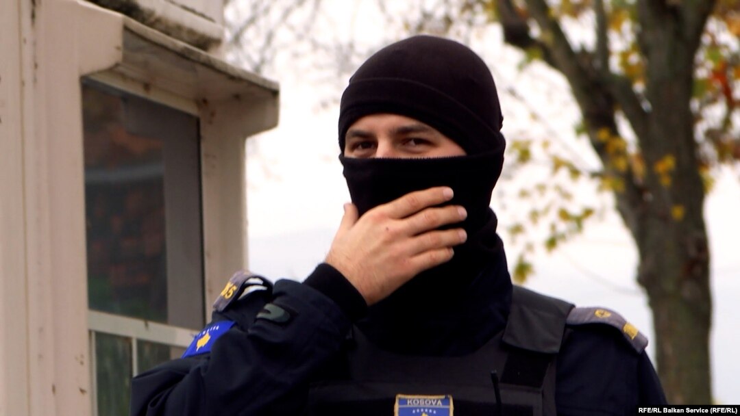Косовската полиция засили присъствието си в северните части на страната, където живеят предимно етнически сърби. 