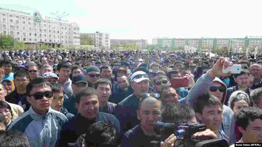 2016 жылы көктемде елдің кейбір аймақтарында "жер митингілері" болды. Наразы азаматтар биліктің жерді шетелдіктерге жалға берілуін қарастыратын жер реформаларына қарсылық білдірді. Ең әуелі бұл акция Атырауда 24 сәуірде басталды. Кейіннен оларға қалған қалалар мен аймақтар қосыла бастады. 