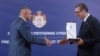 Nenad Đurić, donedavni funcioner kosovske policije, prima odlikovanje od predsednika Srbije Aleksandra Vučića 9. novembra 2022. u Beogradu, četiri dana nakon što je napustio kosovsku policije zbog neslaganja oko odluke o preregistraciji vozila sa srpskim tablicama. 