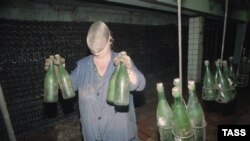 Співробітниця заводу «Абрау-Дюрсо» в масці для захисту від пляшок, що вибухають, 1994