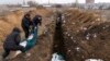 Тіла мертвих кладуть у братську могилу на околиці Маріуполя, Україна, 9 березня 2022 року, оскільки люди не можуть поховати своїх мертвих через сильні обстріли російських військ, ілюстративне фото