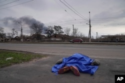 Мариуполь, тело погибшего мирного жителя на улице, 7 марта 2022 года