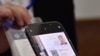 "Телефондон эле QR-кодду басса, эл каттоочу тууралуу маалымат чыгат". Кыргызстанда 25-марттан тарта элди жана турак жайларды каттоо башталды.