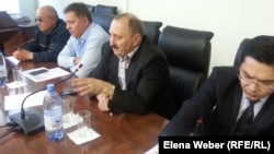 Представители коммунального предприятия "Окжетпес" и сотрудники департамента по регулированию естественных монополий по Карагандинской области на встрече с жителями Темиртау. 19 мая 2015 года.