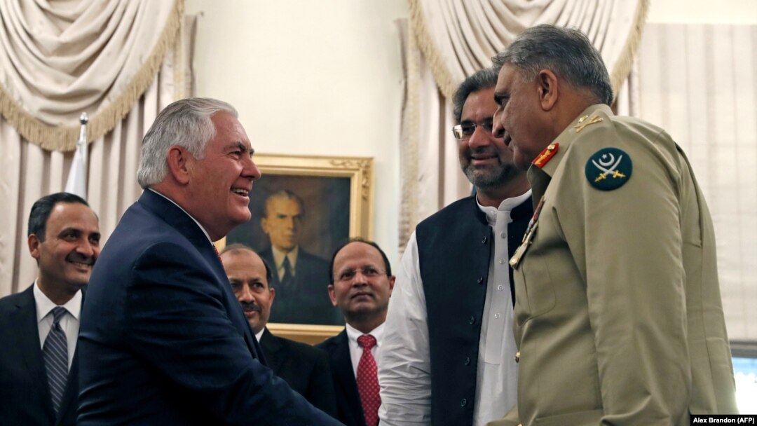د امریکا بهرنیو چارو وزیر رېکس ټېلرسن د پاکستان له وزیر اعظم شاهد خاقان عباسي او د پوځ مشر قمر باجوه سره روغبړ کوي. ۲۴م اکتوبر ۲۰۱۷
