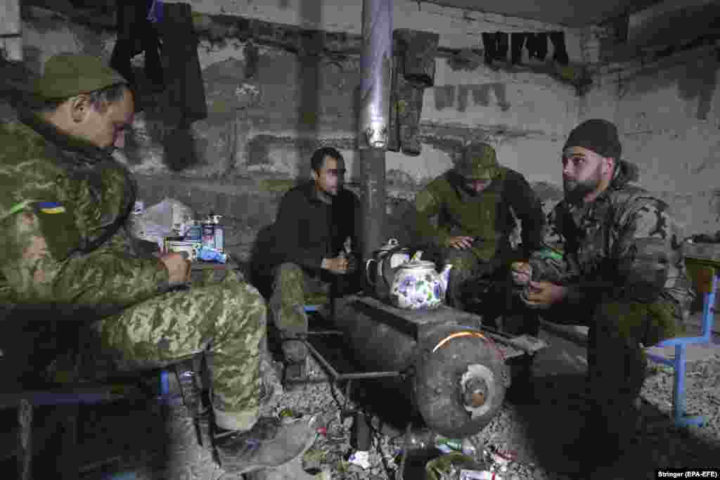 Українські військові відпочивають поблизу міста Ізюм, на південний схід від Харкова, 2 травня. Російські та українські війська ведуть бої в цьому районі протягом багатьох тижнів, оскільки російські військові прагнуть взяти під контроль весь Схід України Україною