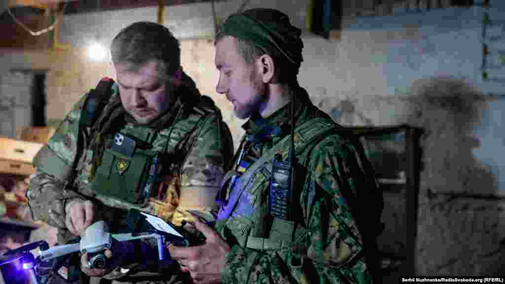 Українські військові коригують безпілотник на позиціях, Харківська область, 2 травня 2022 року 