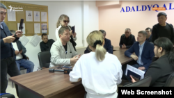 Активисты оппозиционной группы «Алга, Казахстан!» на встрече с представителями министерства юстиции. Нур-Султан, 5 мая 2022 года 