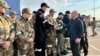 Перший заступник голови Адміністрації президента Росії Сергій Кирієнко у зруйнованому Маріуполі вітає військових РФ