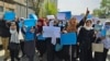 Афганские женщины и девочки участвуют в акции протеста перед министерством образования, требуя открыть средние школы для девочек. Кабул, 26 марта 2022 года