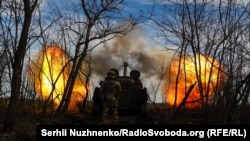 Українські військові ведуть вогонь із 122-міліметрової самохідної артилерійської установки 2С1 «Гвоздика» по скупченню бойової техніки і піхоти військ РФ. Донеччина, Бахмутський напрям, 2 грудня 2022 року