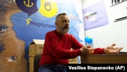 «Обшуки, перевірки документів, тотальний контроль. У таких умовах, ризикуючи щохвилини, наші маріупольці збирають дані про окупантів, їхнє базування та переміщення», – Андрющенко