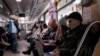 Метро Києва на час повітряної тривоги забезпечене додатковими модульними лавками. Проєкт – за підтримки Латвії
