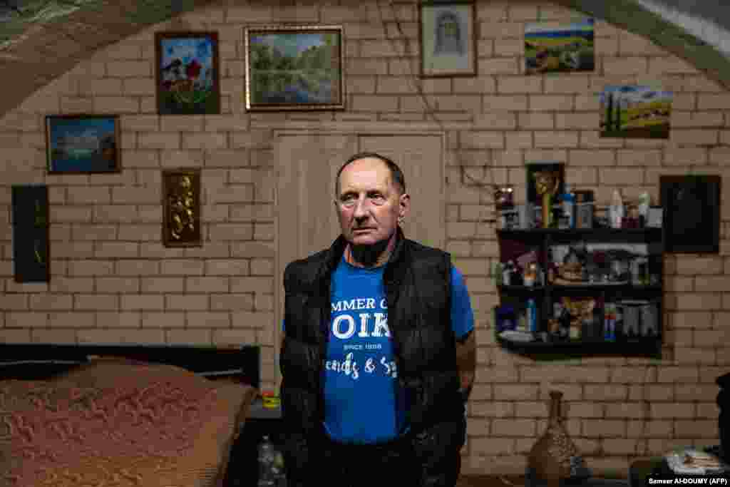 Батьки Ніки прийшли із нею в підвал Сергія через кілька днів після початку повномасштабного вторгнення Росії. «Я став її хрещеним батьком», – з гордістю розповідає Андрій Плешан. Він пам’ятає, що був єдиним, хто міг заспокоїти дитину, поки над головою гуркотіли вибухи. Підвал став прихистком для багатьох десятків людей. Сам Андрій й зараз, після звільнення Ізюму ЗСУ, живе у цьому підвалі. Приміщення площею 70 квадратних метрів слугувало укриттям також під час Другої світової війни 