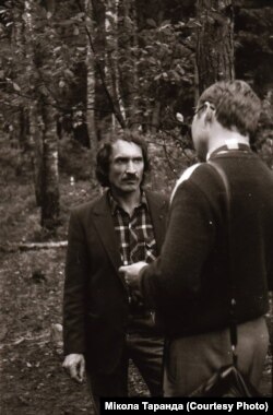 Першае шэсьце і мітынг у Курапатах 30 гадоў таму, 19 чэрвеня 1988 году. Унікальныя фота Міколы Таранды. На фота - Кастусь Тарасаў