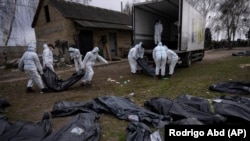 Під час ексгумації загиблих цивільних людей внаслідок російської окупації. Місто Буча на Київщині, 12 квітня 2022 року