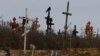 «Все більше нових могил». Кого ховають в Маріуполі?