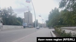 На пустих вулицях Мелітополя самі лише російські триколори