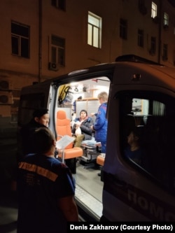 Артема Камардина увозят из здания Следственного комитета на скорой