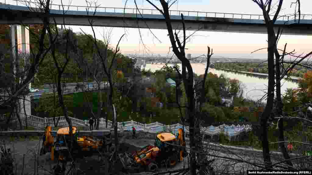 Radnici uklanjaju ostatke ruske rakete koja nije uništila Stakleni most u Kijevu.