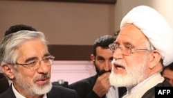 مهدی کروبی (راست) همراه با میرحسین موسوی